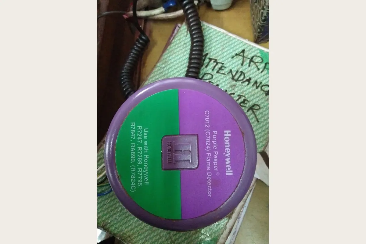 UV sensor for metering, automation and industrial control, team-handled supply reference